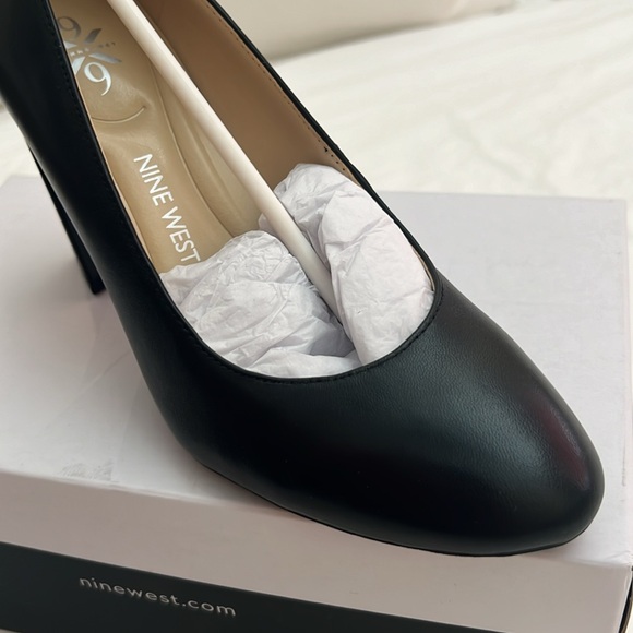 Nine West Black Leather Pump - Picture 6 of 8
